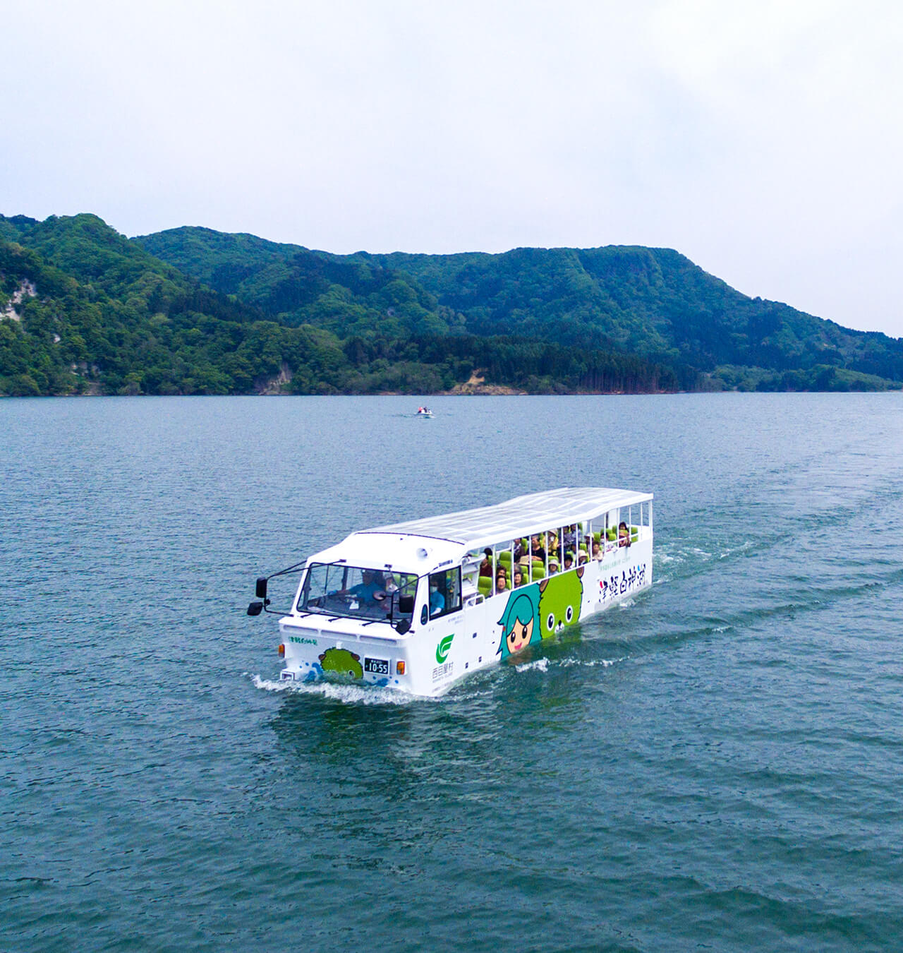 津軽白神湖を遊覧する水陸両用バス