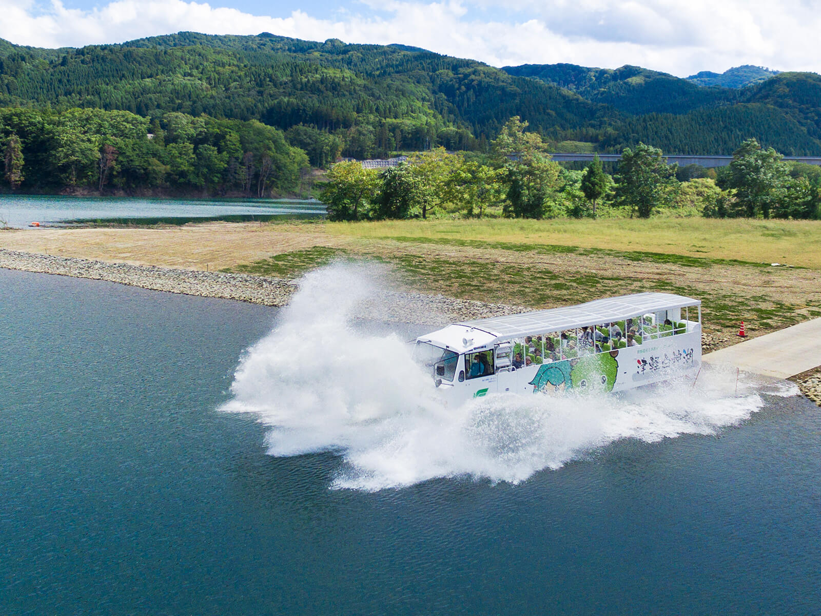 津軽白神湖と水陸両用バス