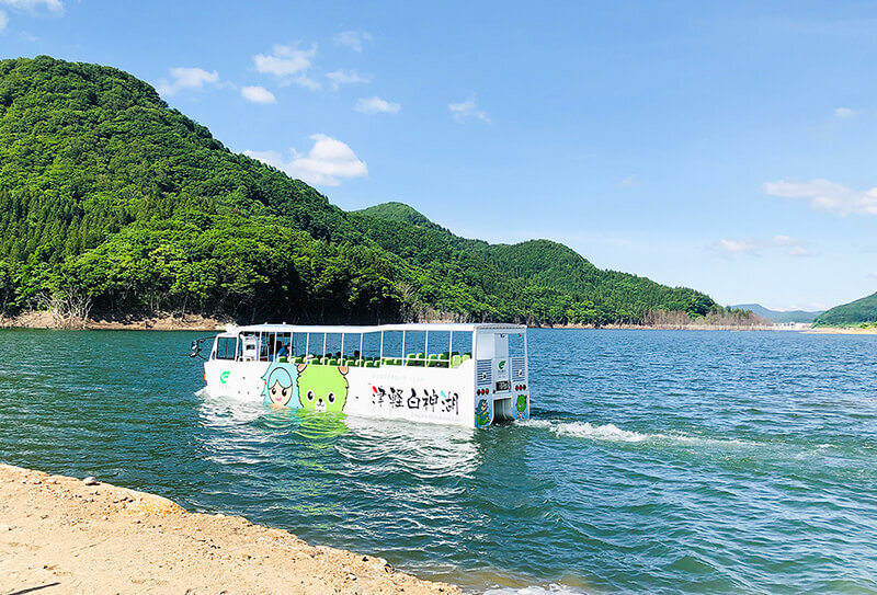 津軽白神湖上の水陸両用バス