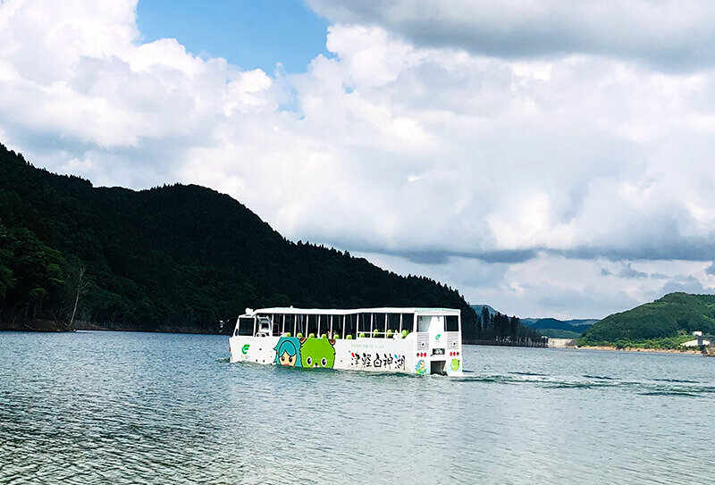 津軽白神湖の水陸両用バス